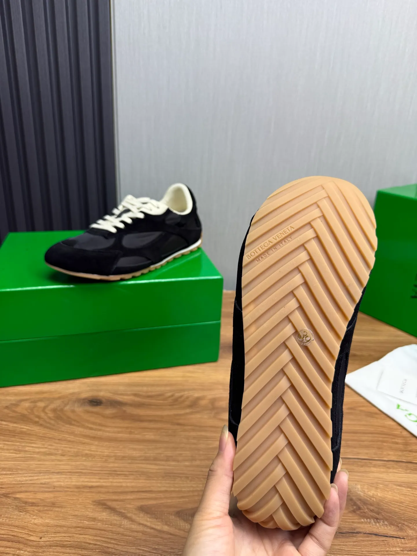 Men's men's shoes💰540💰 Bottega Veneta｜BV's new Forrest Gump shoes. Dexun shoes🩷💚 Sneaker technology nylon and suede, inspired by retro sneakers, light, comfortable, breathable and essential item. Original wear-resistant and non-slip rubber outsole❕❗️ Size: Female 35-40 (40 is custom-made and cannot be returned) Male 39-45 (45 is custom-made and cannot be returned or exchanged)